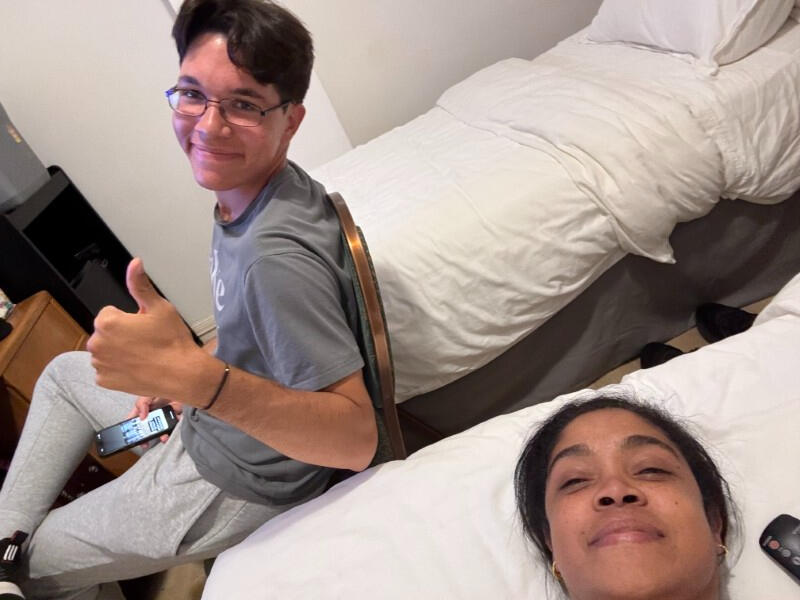 before dropping Tymen off at school we had to sleep in a hostel with only two beds and guess who had to sleep on the ground...